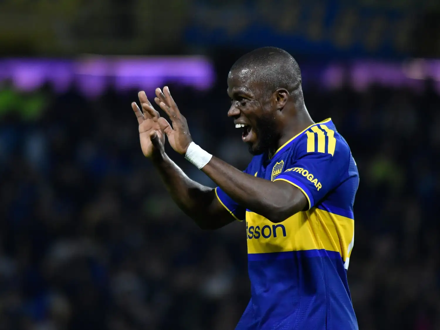 La gran novedad en la formación inicial es el ingreso de Enner Valencia, quien ocupará el lugar de centrodelantero.