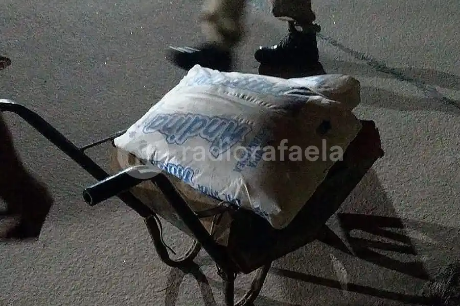 En plena noche caminando con una carretilla y cemento: ¿de dónde salió?