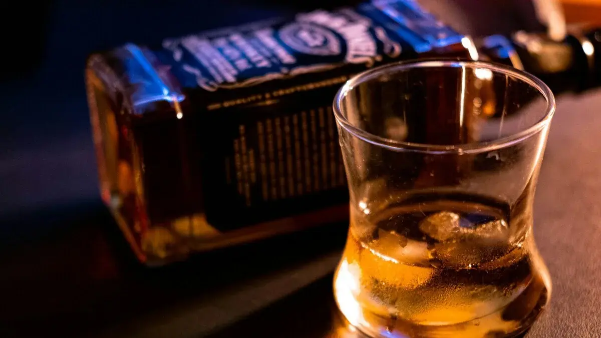 Tomaba whisky al volante, se filmó y lo publicó