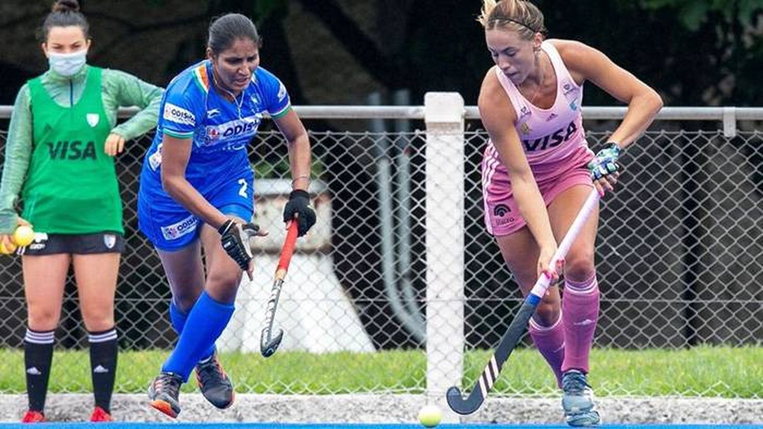 Las Leonas invictas en su  serie de amistosos con India