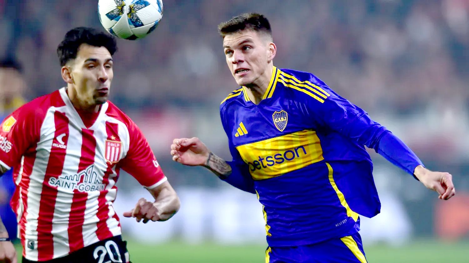 Kevin Zenón trata de llevarse el balón ante la marca de Eric Meza. Boca visita a Estudiantes por la 12ª fecha de la Liga Profesional.