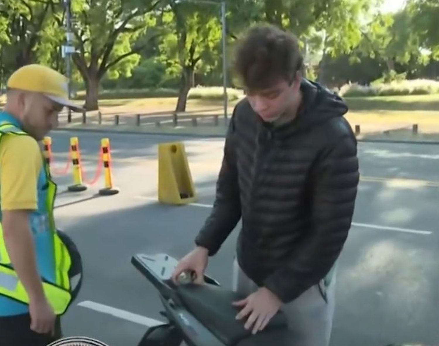 Multaron y le sacaron la moto al chofer de una aplicación porque a su pasajera le dio positivo el test de alcoholemia