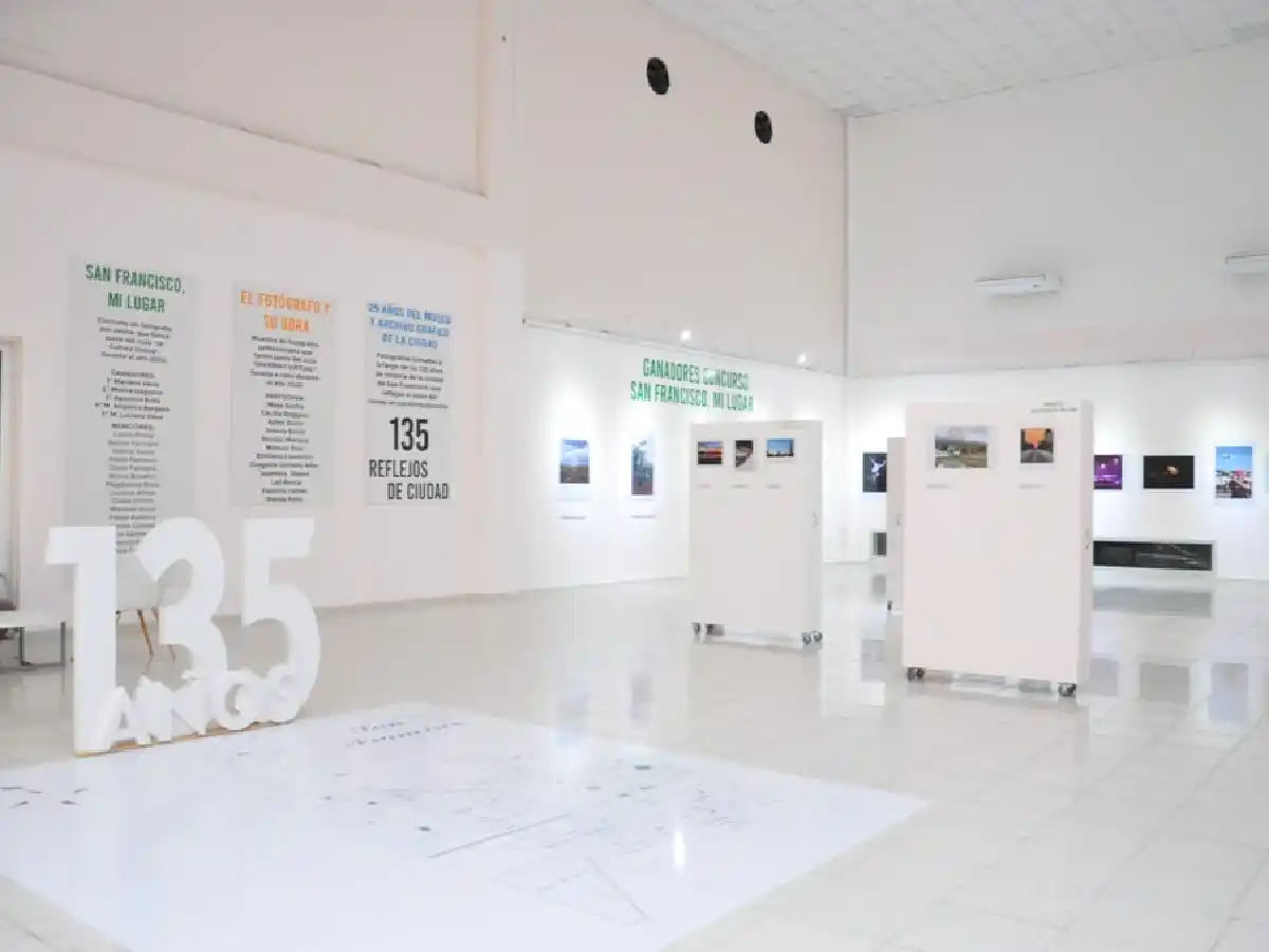 La muestra fotográfica “135  Reflejos de Ciudad” ya puede  visitarse en el Centro Cutral   