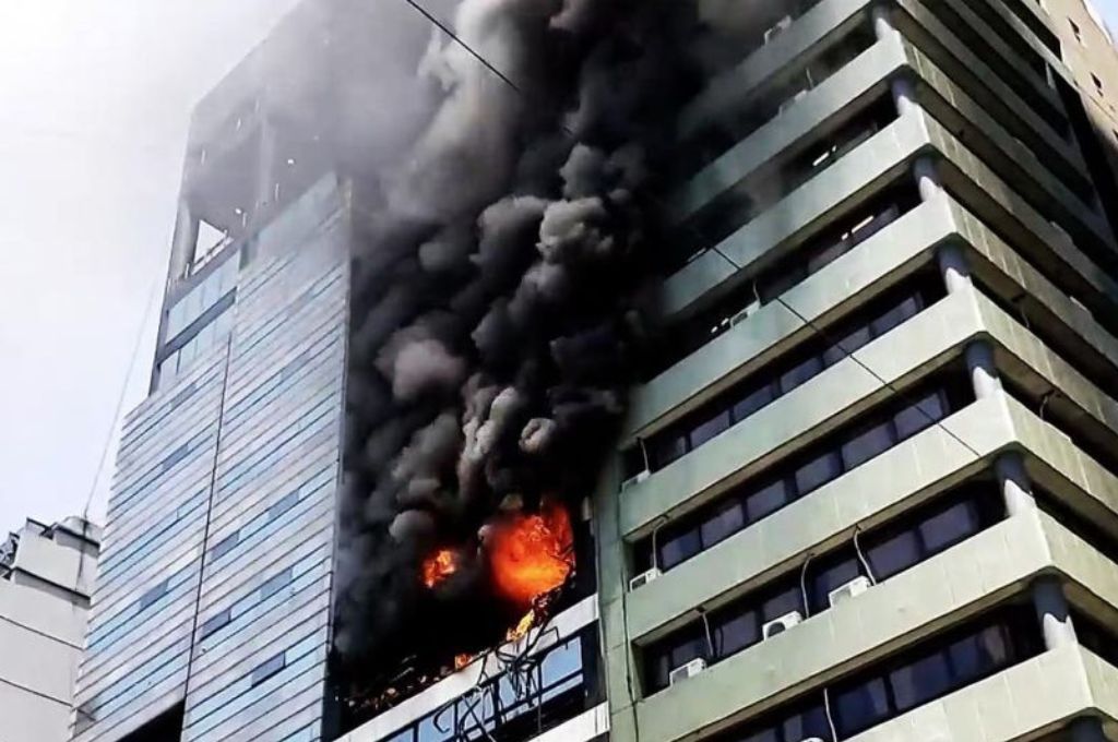 La causa del siniestro sería una falla eléctrica que derivó en una fuerte explosión.