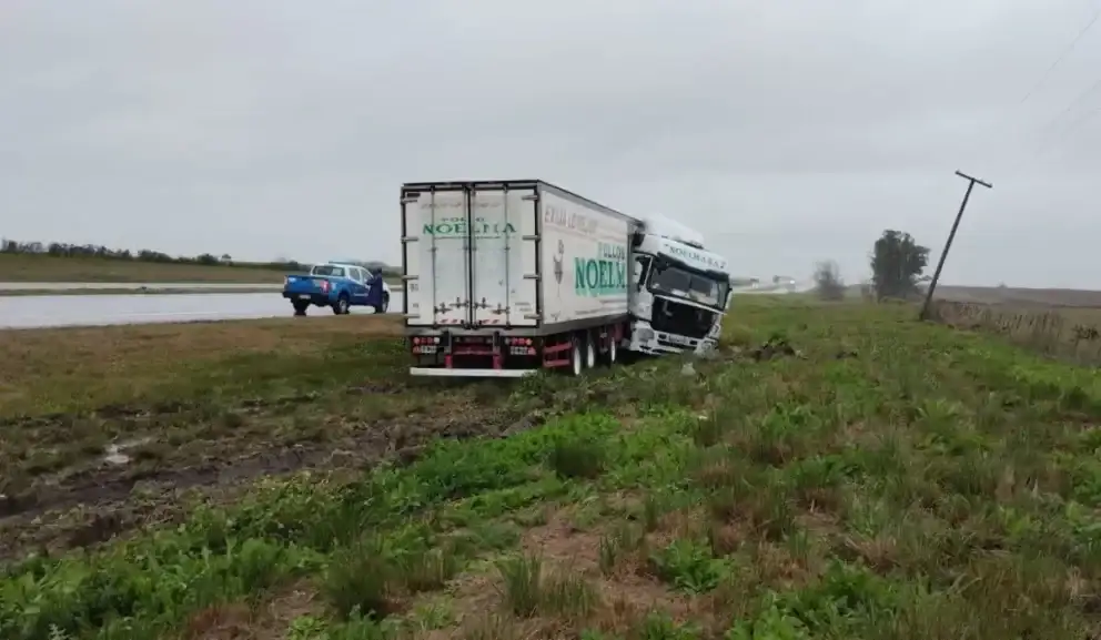 Una fuerte ráfaga de viento hizo despistar a un camión en la Ruta 14