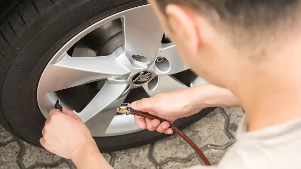 Verificar la presión de los neumáticos antes de cada viaje largo reduce el riesgo de accidentes (DPA)