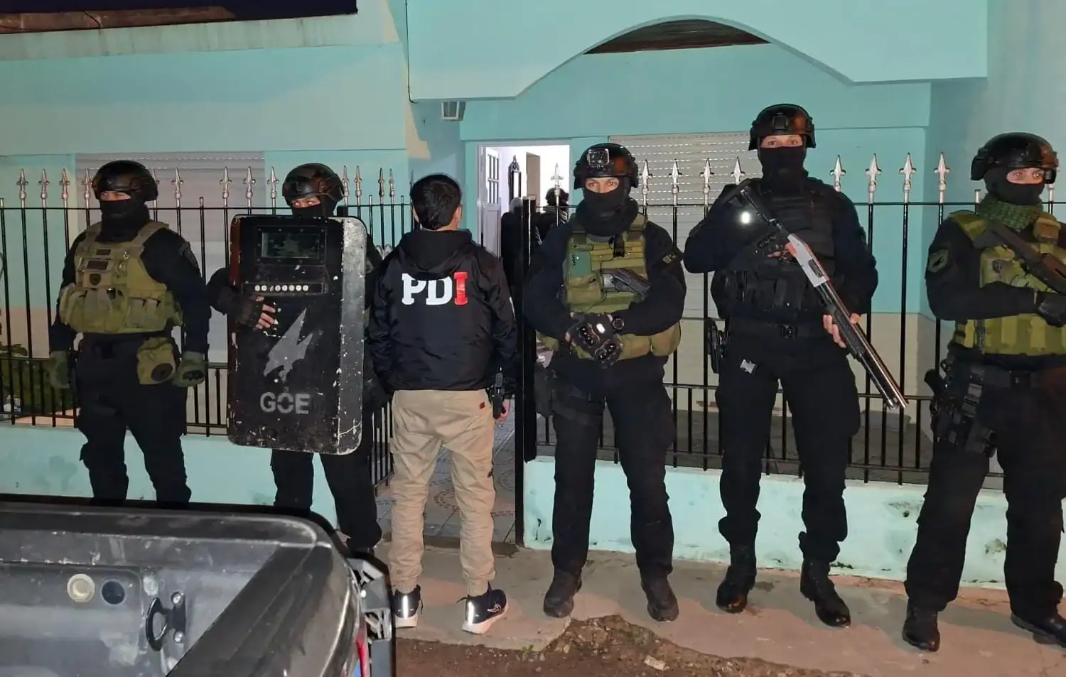 La PDI realizó 17 allanamientos en Rafaela por asociación ilícita y microtráfico. Hubo seis detenidos y secuestraron armas, cocaína, municiones y celulares. - 7