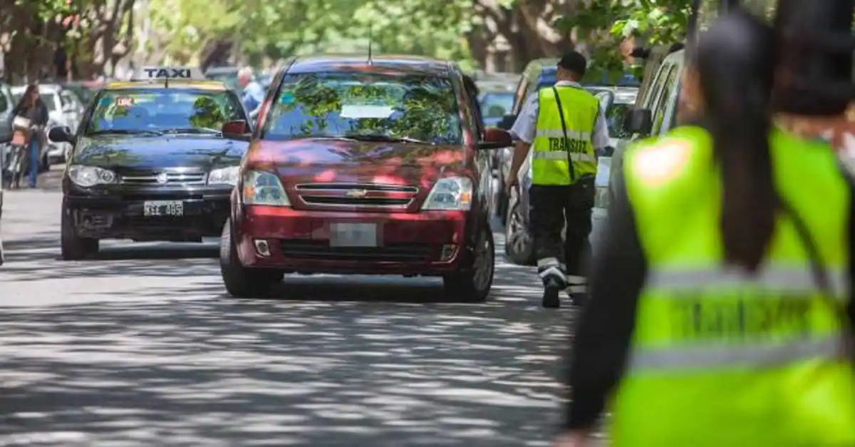 Golpeó en la boca a una agente de tránsito que le labró un acta
