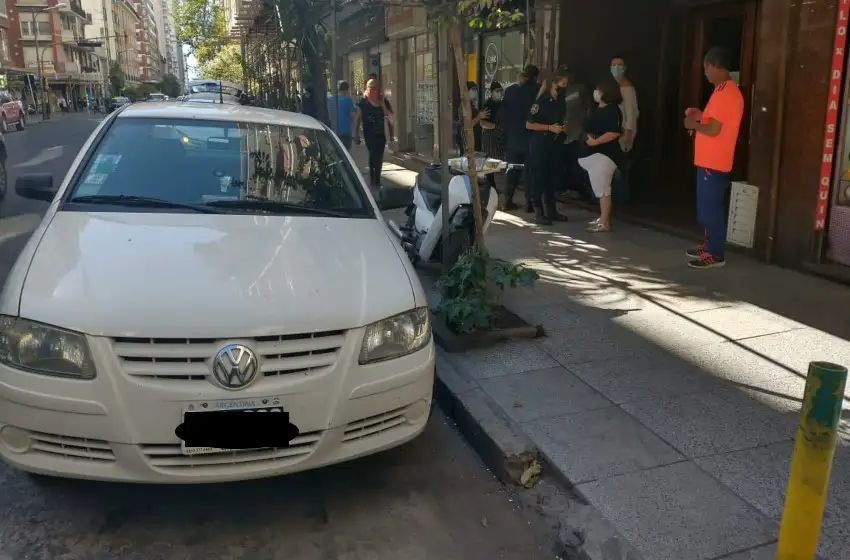 Un balde de pintura cayó, manchó un auto que estaba estacionado y desató una pelea entre vecinos