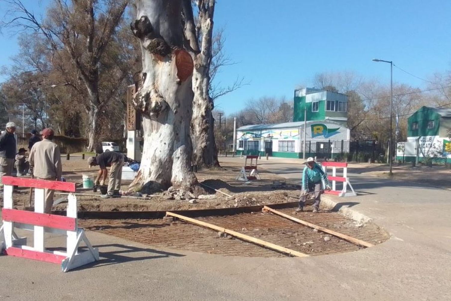 Iniciaron una serie de trabajos de ampliación de las calles de ingreso y egreso del Camino de la Costa