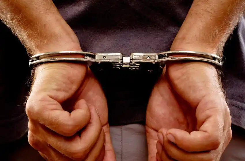 Fue detenido tras amenazar de muerte con un cuchillo a su pareja y a su hija de 16 años