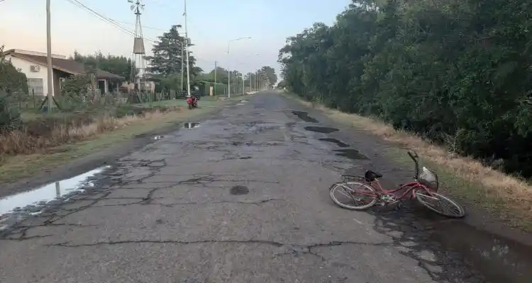 Ciclista permanece en terapia intensiva en el Hospital tras chocar con una moto en Lucio Mansilla y Mateo Sbert