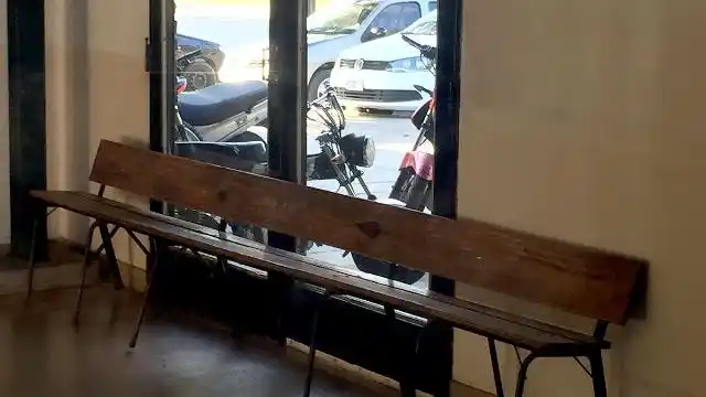Lamentable estado de la terminal de buses en Rojas: La sala de espera está clausurada y la boletería apenas abre