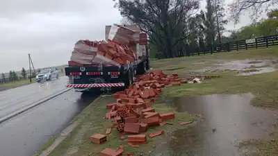 Accidente vial sobre Ruta Provincial N°26: un camión volcó parte de su carga sin registrar heridos