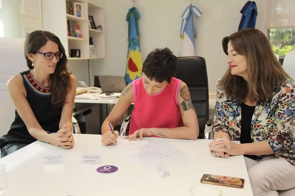 Mayra Mendoza firmó un decreto para implementar la "Ley Micaela" en Quilmes