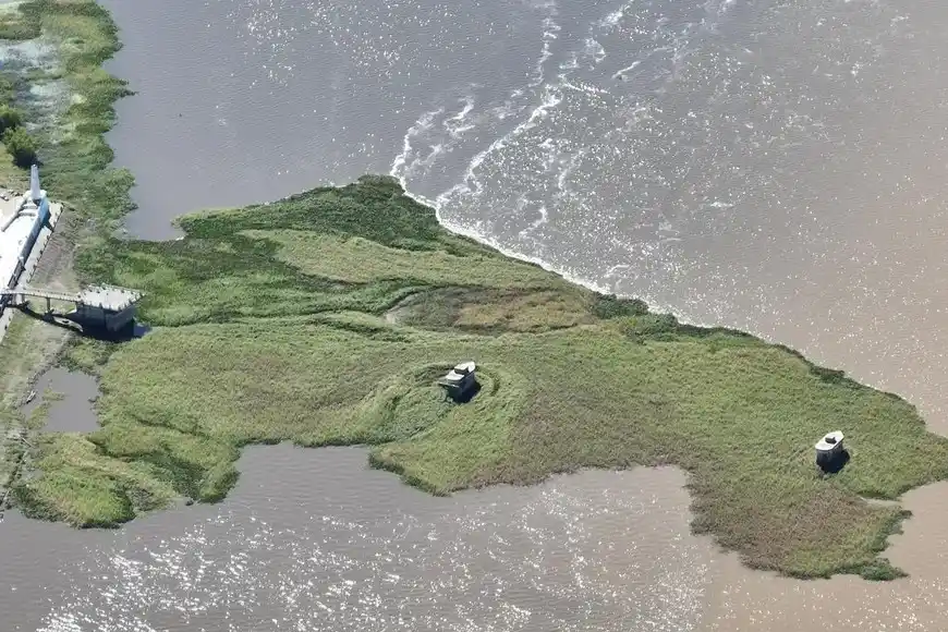 Un embalsado se atascó bajo el Puente Colgante de Santa Fe y lo retirará el Ejército: ¿cómo será el operativo? - 2