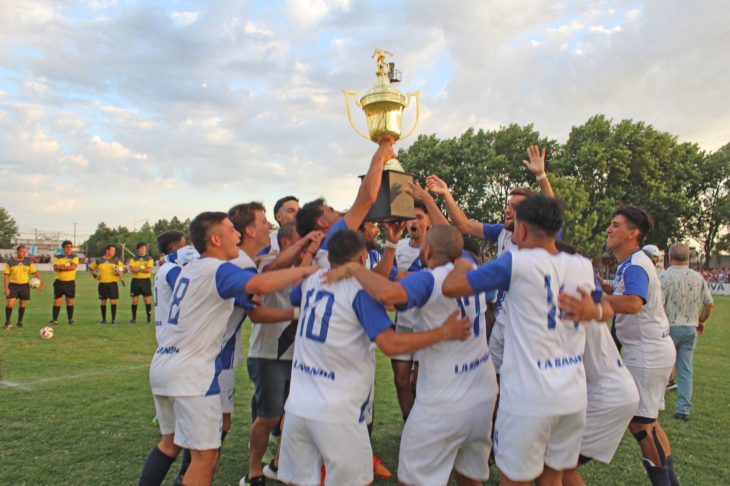 ¡Libertad campeón! Lo goleó a Sportiva con autoridad y todavía siguen los festejos