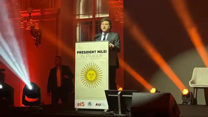 Milei protagonizó un encuentro con el primer ministro, Petr Fiala, mientras que luego fue galardonado con el Premio del Instituto Liberal en el Palacio Žofín de Praga.
