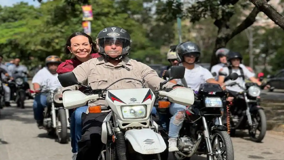 MARÍA CORINA MACHADO recorre centros de votación en moto (+Fotos y videos)