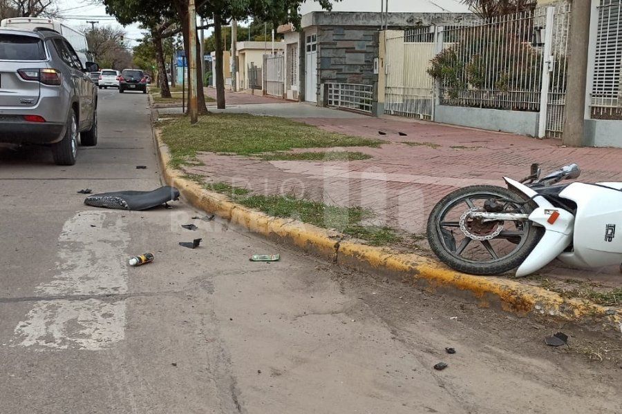 Grave accidente: una moto terminó arriba de la vereda completamente destrozada
