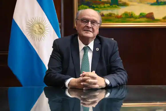 De Mendiguren habló de "superávit ficticio" de Milei y sostuvo que el Gobierno "está rompiendo la economía real"