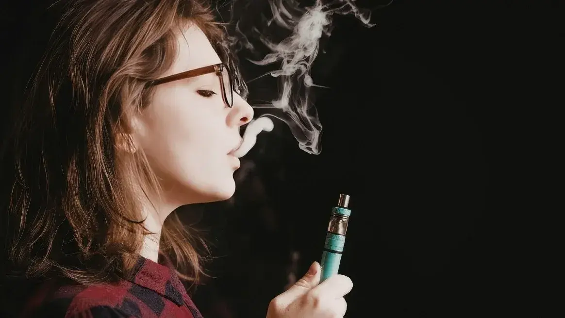 El Gobierno regula cigarrillos electrónicos y productos de nicotina: qué cambia y qué estará permitido