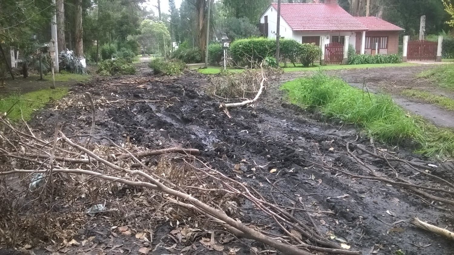 Las calles de los barrios del sur vuelven a sufrir la intensa lluvia