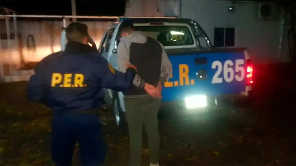 Detuvieron a joven que arrojó al suelo a su novia y la pateó en la espalda