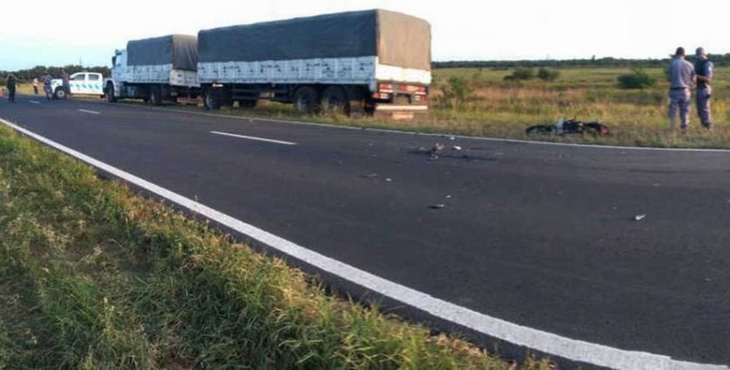 Conductor de una moto perdió la vida al chocar en la ruta 81 contra un camión