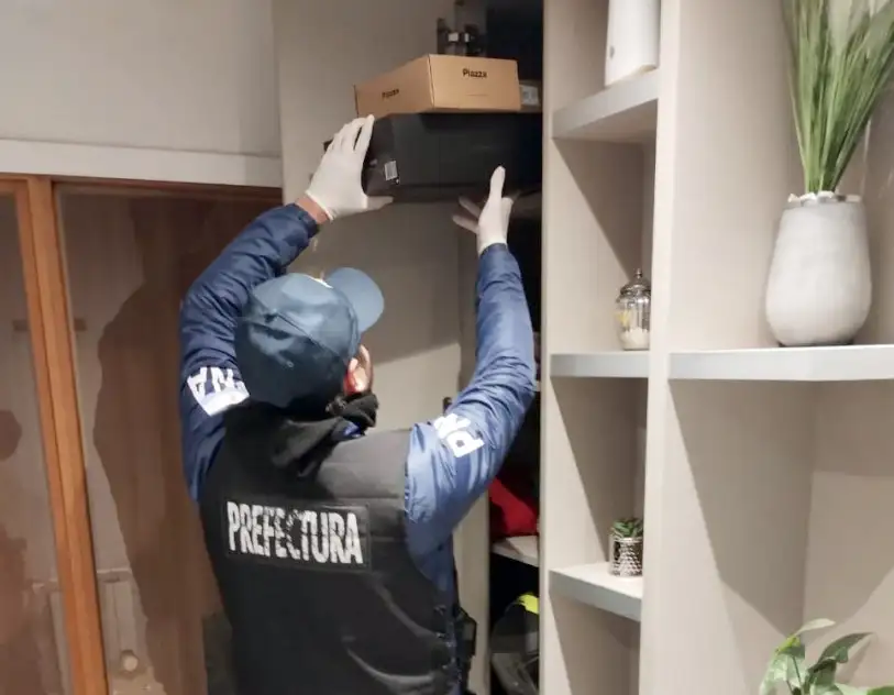 Un departamento. De la Galería Central, allanado por agentes de Prefectura