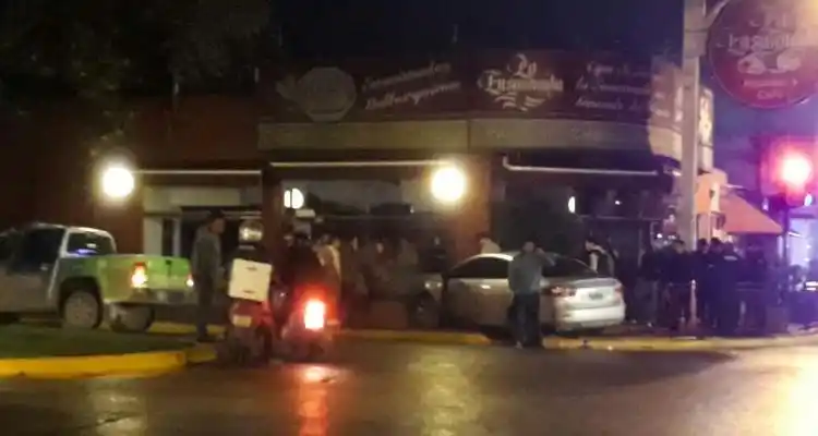 Accidente entre auto y patrullero en Mitre y 3 de Febrero