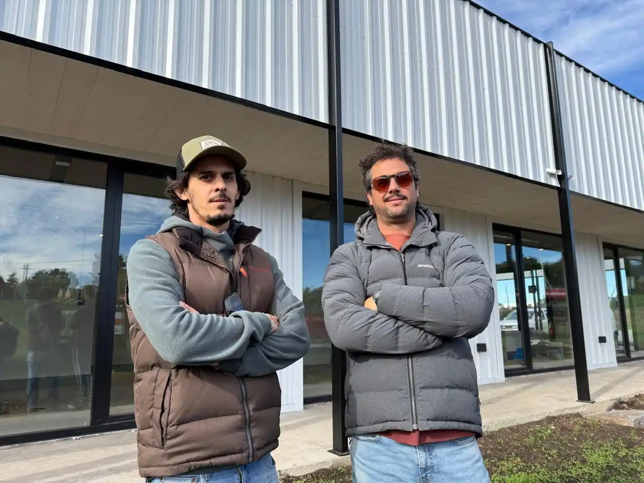 El ingeniero Luis Garro y el arquitecto Agustín Monzón junto a la obra en marcha de Paraíso Maquinarias.