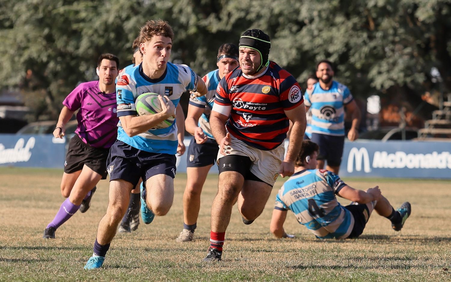 Joaquín Bartolo, autor de dos try para Jockey, busca detener a su rival.