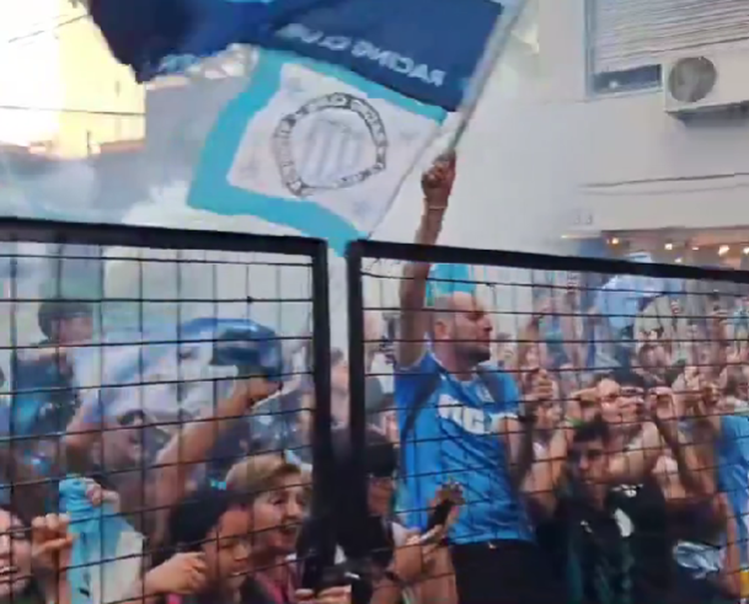 Impactante recibimiento para el plantel de Racing en Rosario