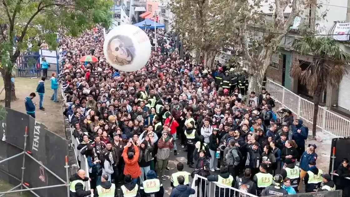 Fuentes cercanas al artista señalaron que el velatorio permanecerá abierto "hasta que entren todos"