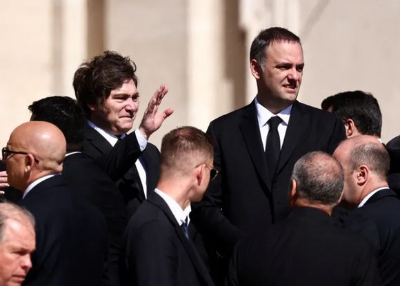 El presidente Javier Milei regresa al pais tras el funeral del Papa Francisco
