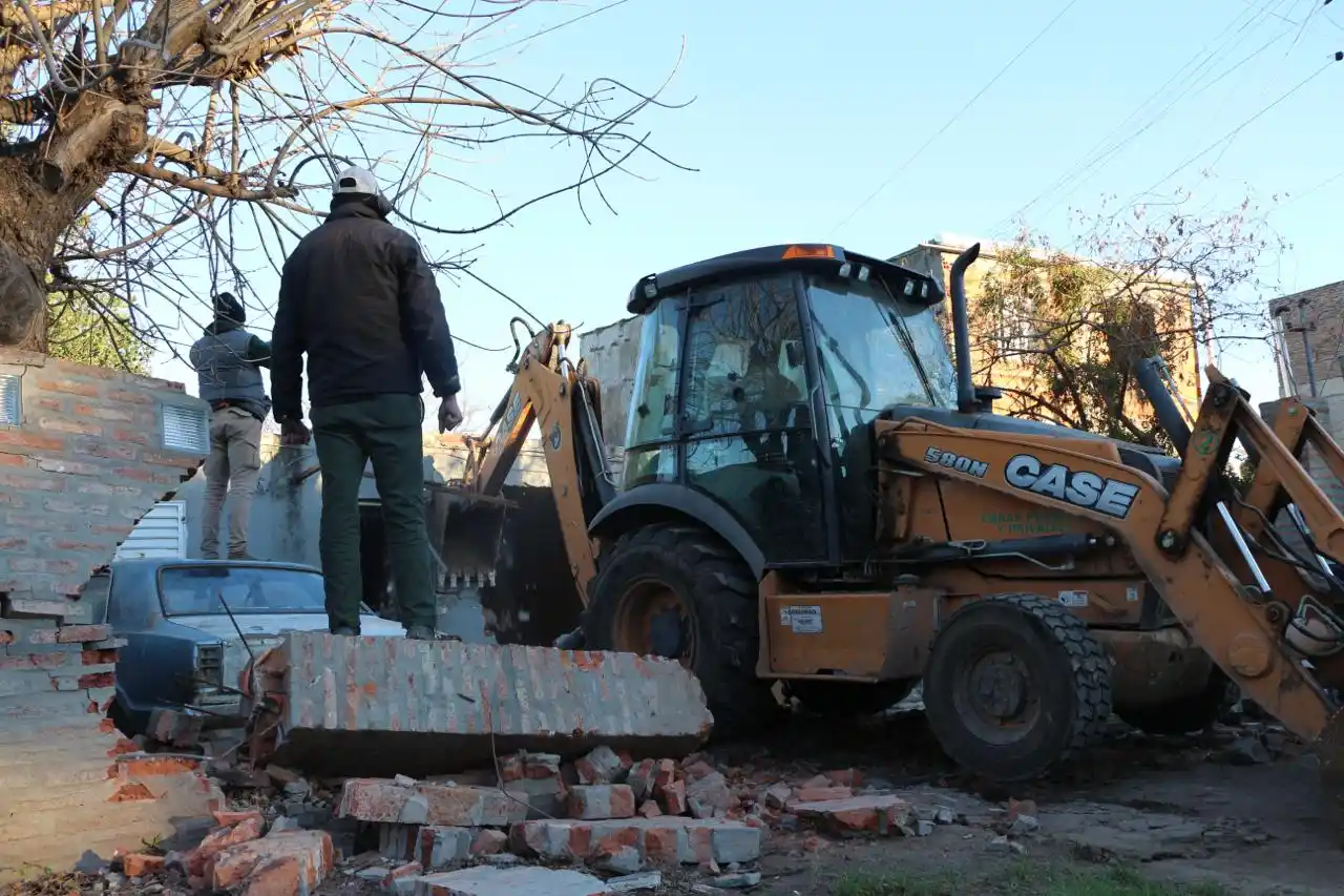 El momento en que se procede a derrumbar el bunker.