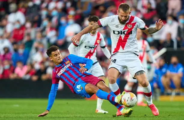 El tandilense Saveljich, en un cruce sobre Countinho.