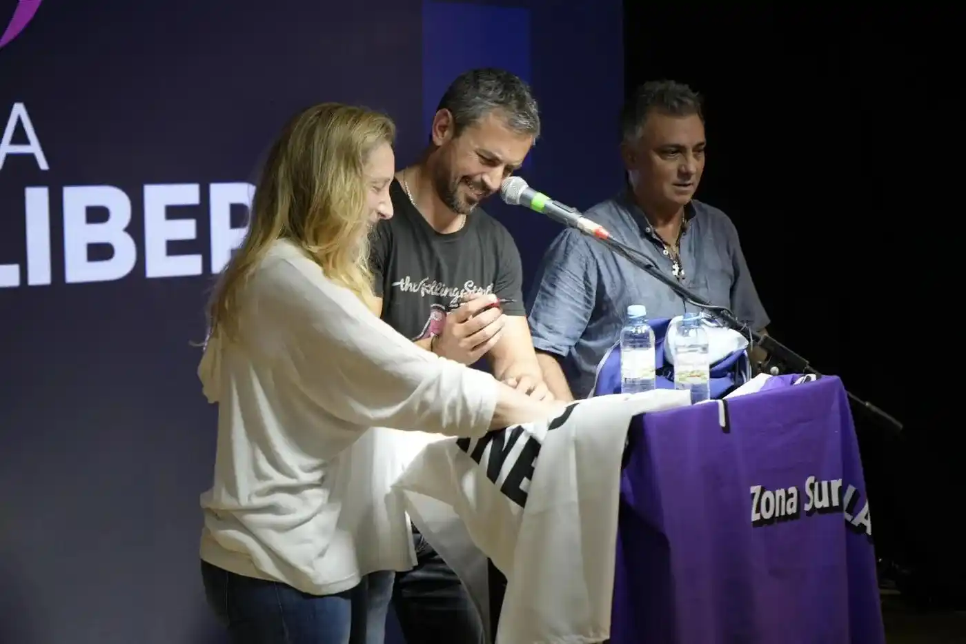 Martín Menem y Sebastián Pareja también tomaron la palabra en el escenario. FOTO: 0221