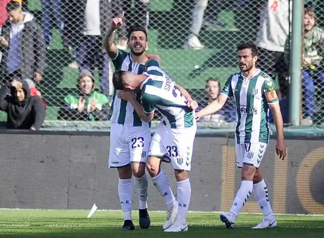 Banfield venció a Patronato y trepa en la tabla