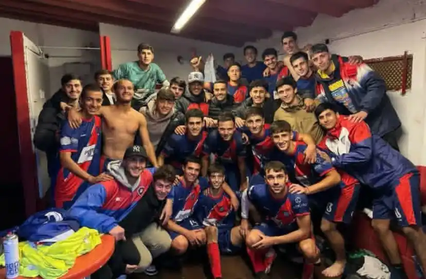 Cadetes celebrando el pasaje a Octavos.