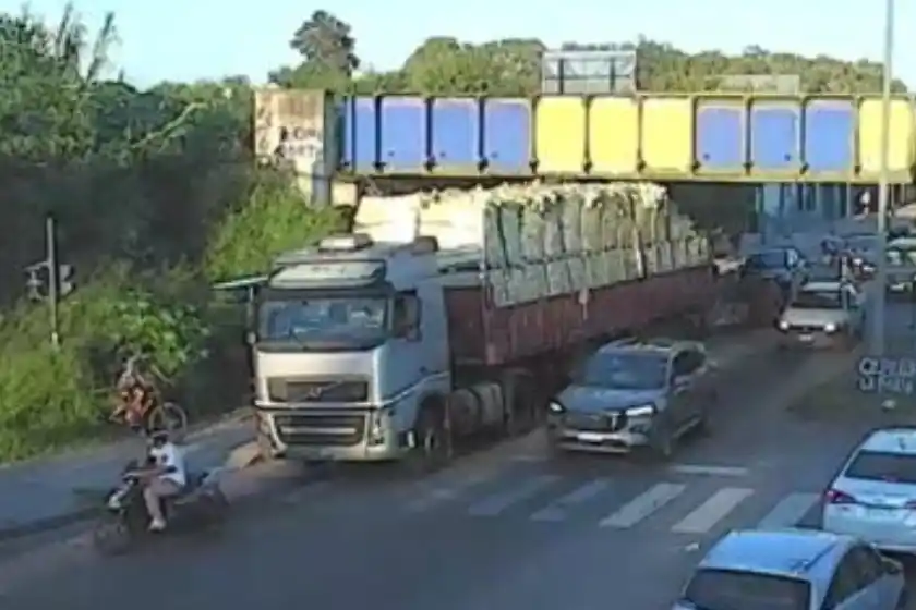 Un camión que transportaba yerba quedó atascado en un puente de Empalme Graneros.