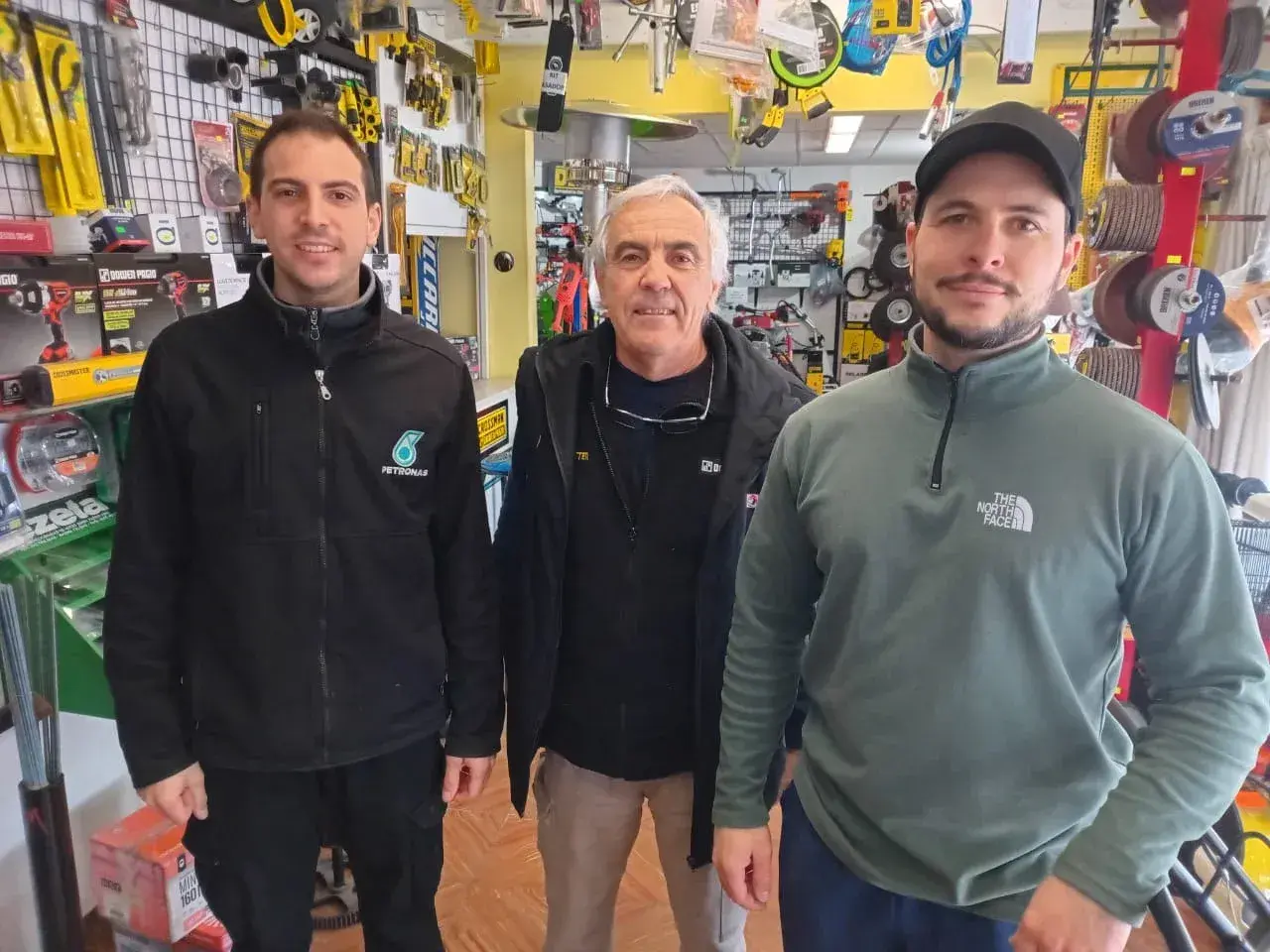 Heriberto Menna esta con sus hijos Kevin y Branko (de gorra )
