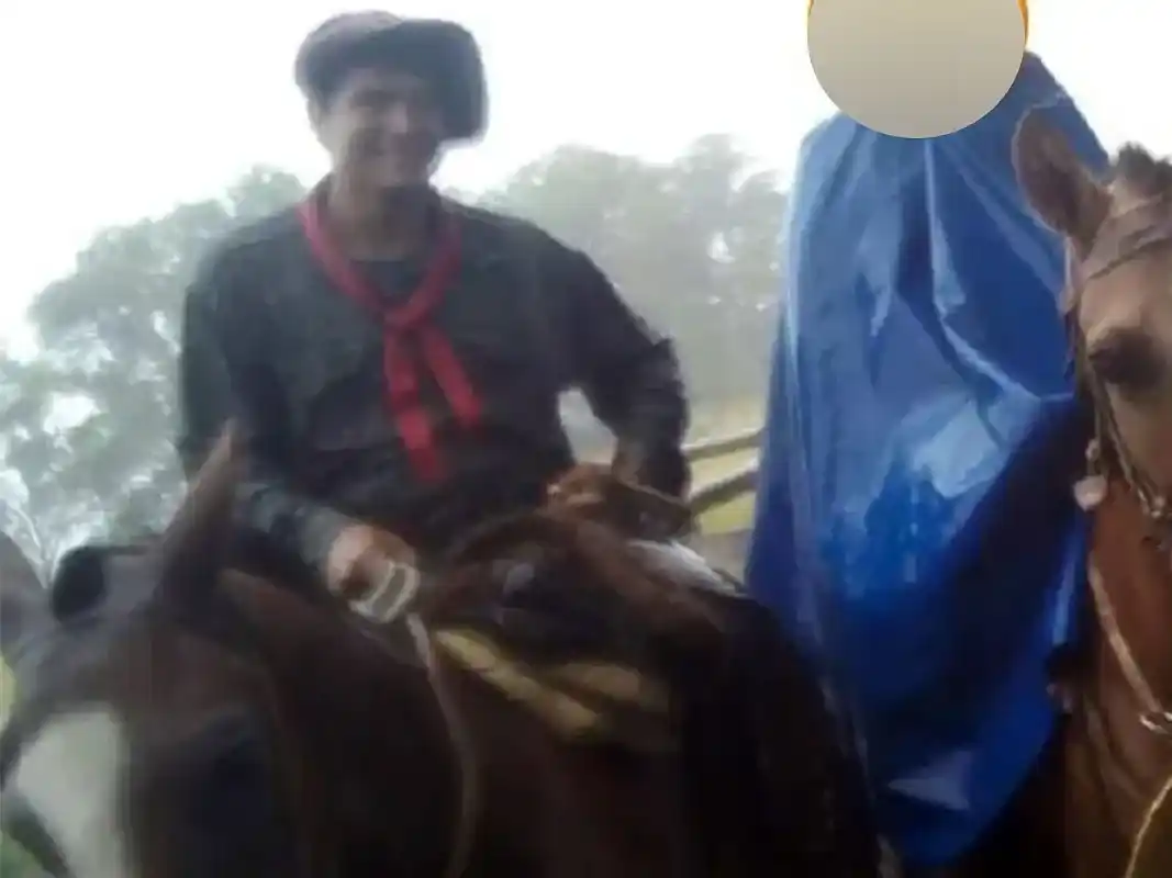 Tragedia en el campo : Un rayo fulminó a peón rural y su caballo