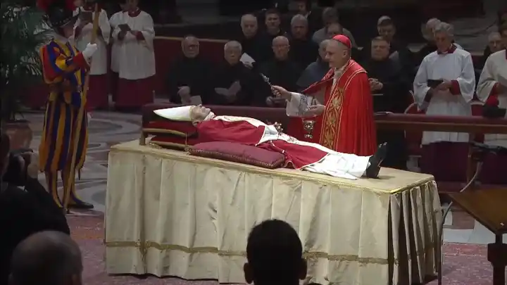 Capilla ardiente. Funerales de Benedicto XVI en enero de 2023. Imagen Wikimedia.