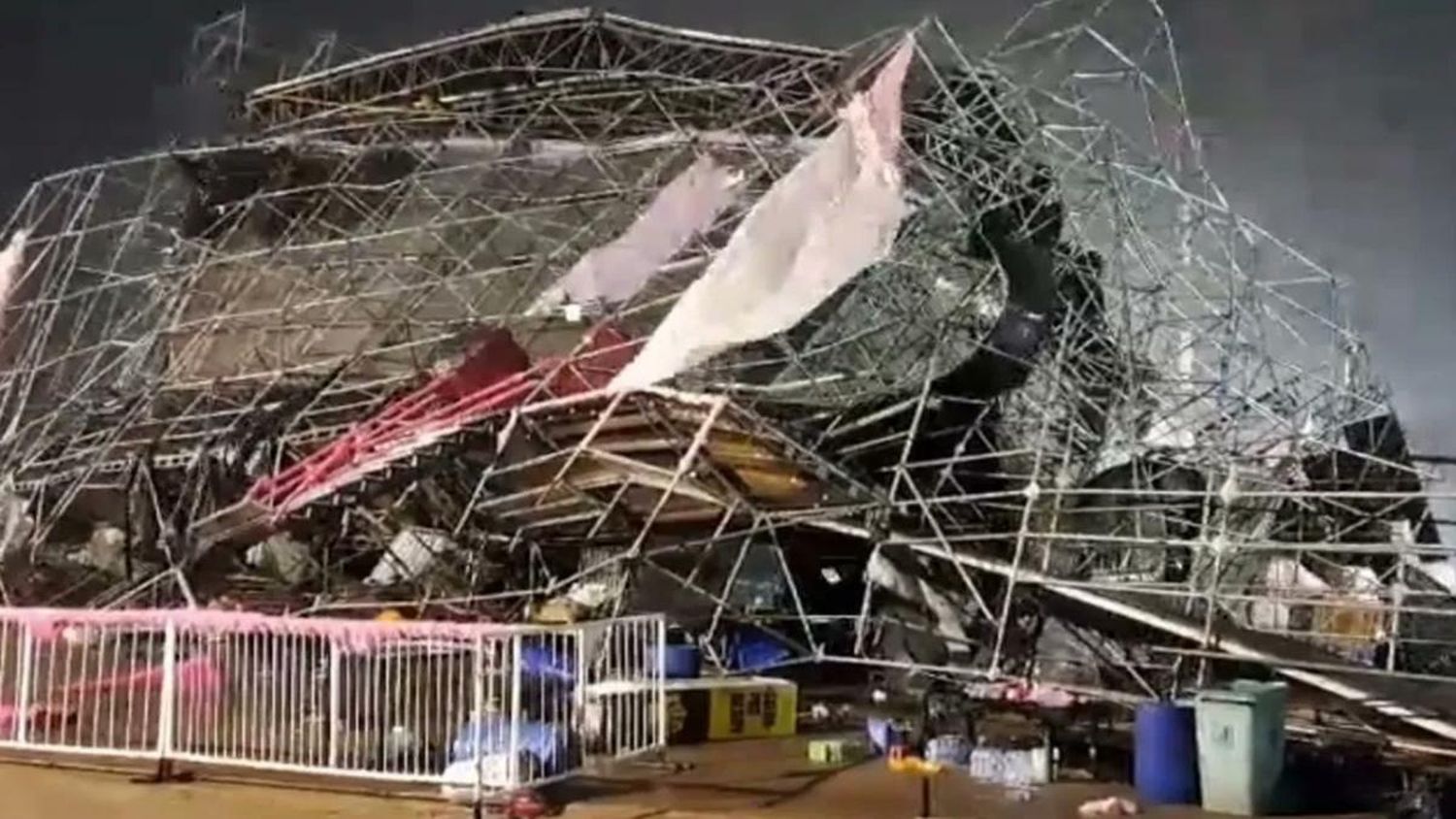 El escenario derrumbado en el Hipódromo de Palermo.