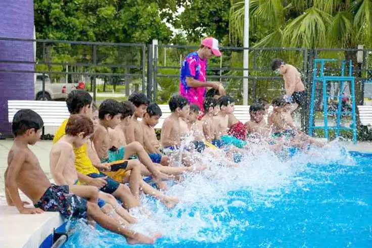 Hoy comienzan las colonias de 
vacaciones y clases de aquagym
