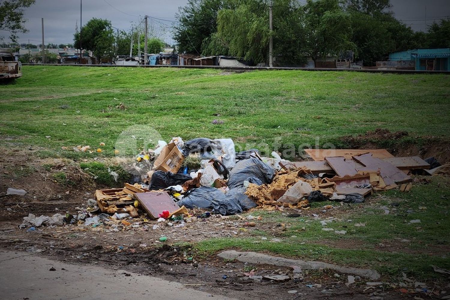 Un problema que no termina: siguen descartando basura en la calle en barrio Barranquitas