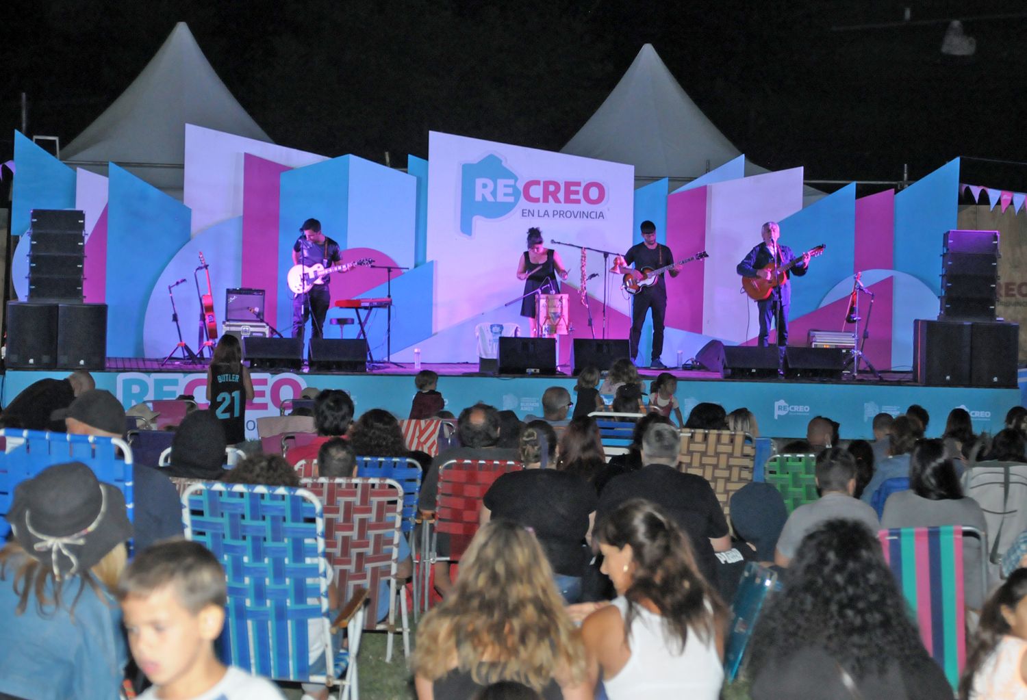 Peteco Carabajal deleitó al público con un show en el Parador Recreo, en el último sábado de enero
