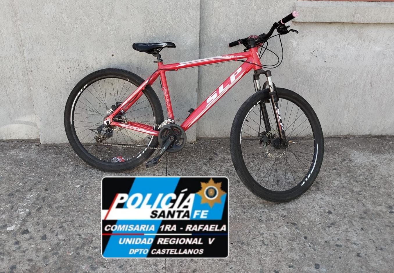 Andaban merodeando por calle Pueyrredón con una bicicleta robada de una institución educativa